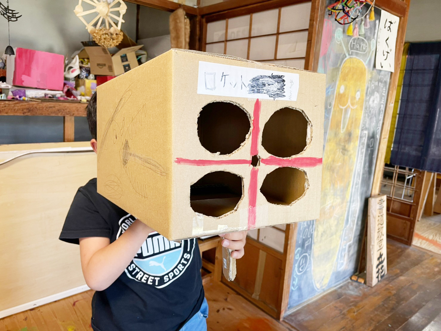 カラフルな絵の具で自由に表現