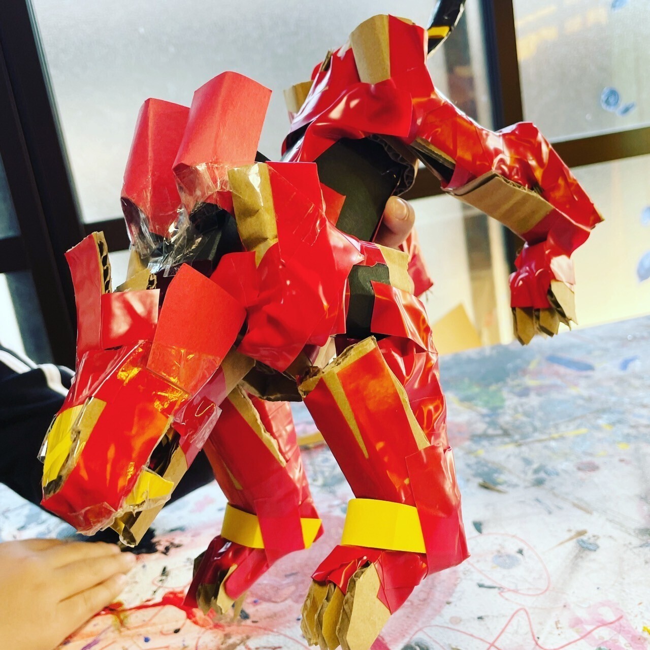 完成した作品と笑顔の子どもたち