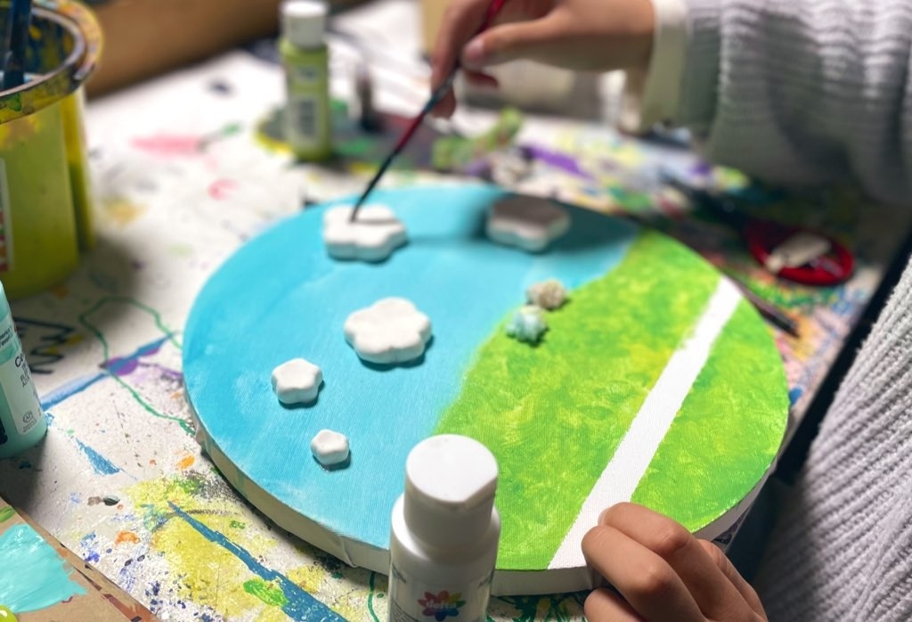 爆発芸術舎（ばくげい）の生徒による丸型キャンバスに描く子ども